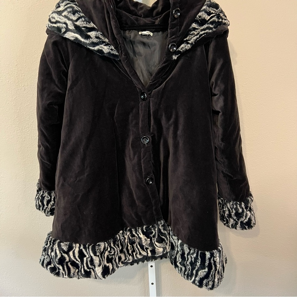 Eliana et Lena Black Coat with Faux Fur Accents - Picture 4 of 5